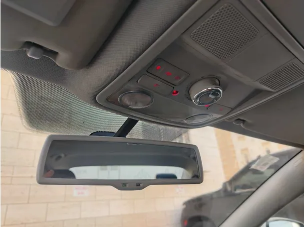 Car image 32
