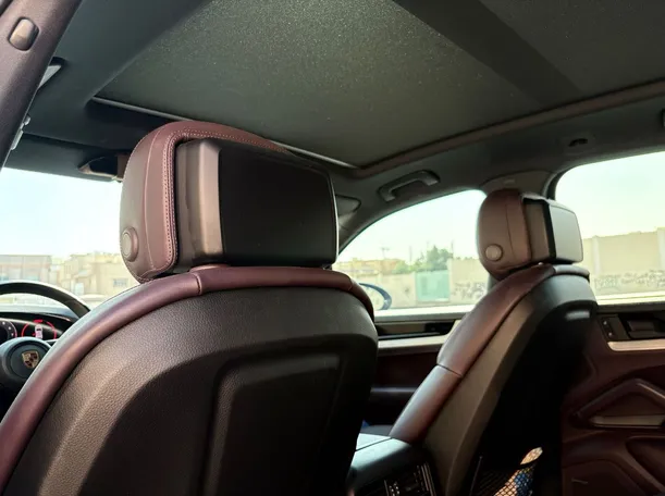 Car image 18