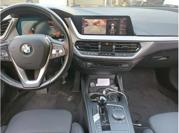 Car image 18