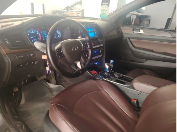 Car image 13