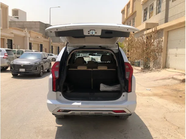 Car image 19