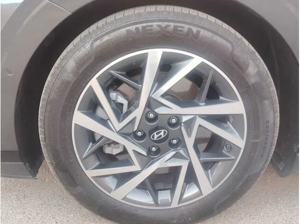 Car image 10