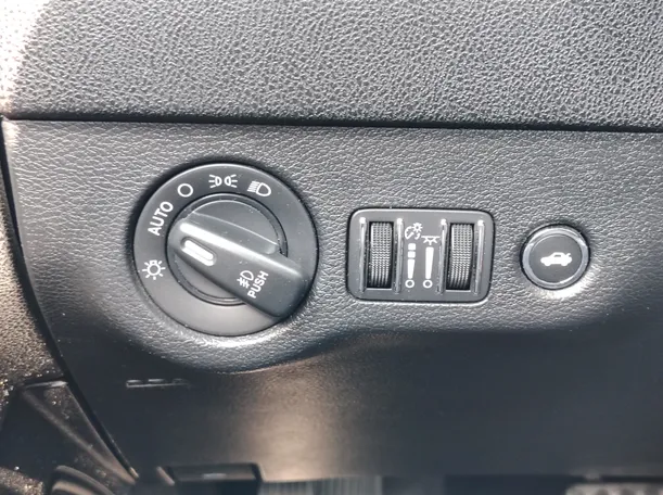 Car image 30