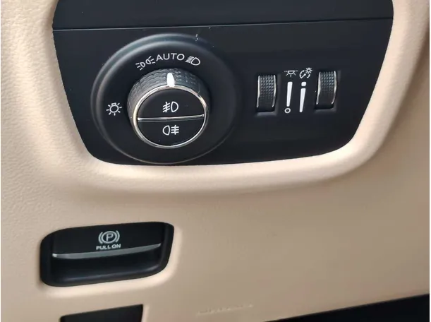 Car image 29