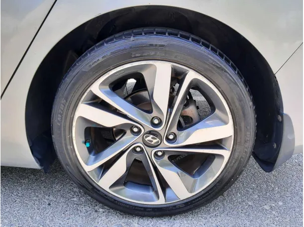 Car image 9