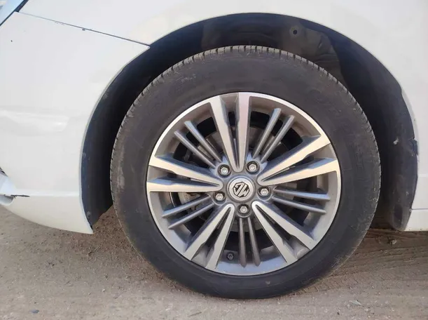 Car image 10