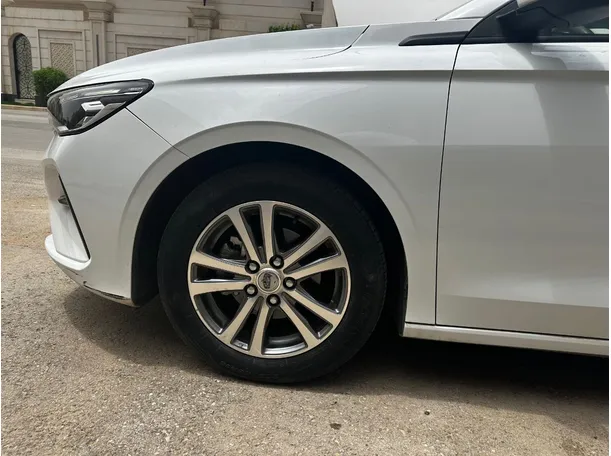 Car image 9