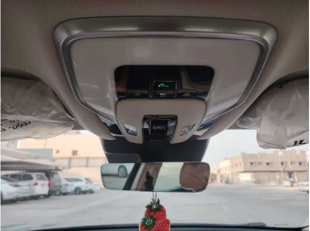 Car image 19