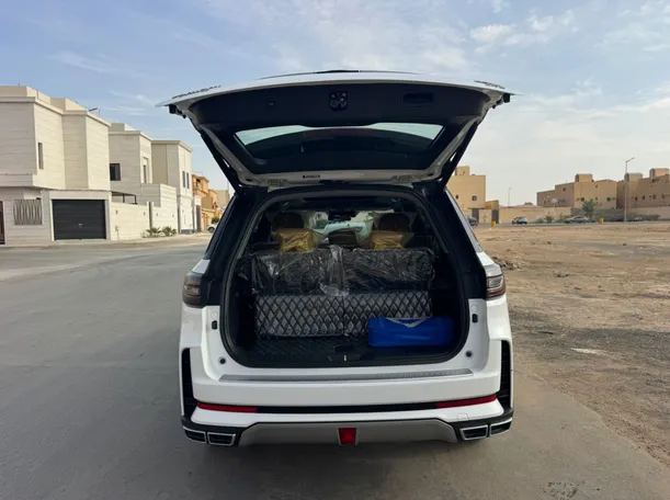 Car image 19