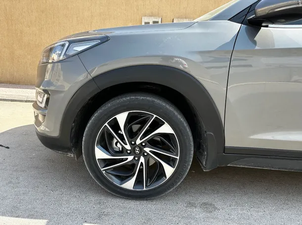 Car image 9