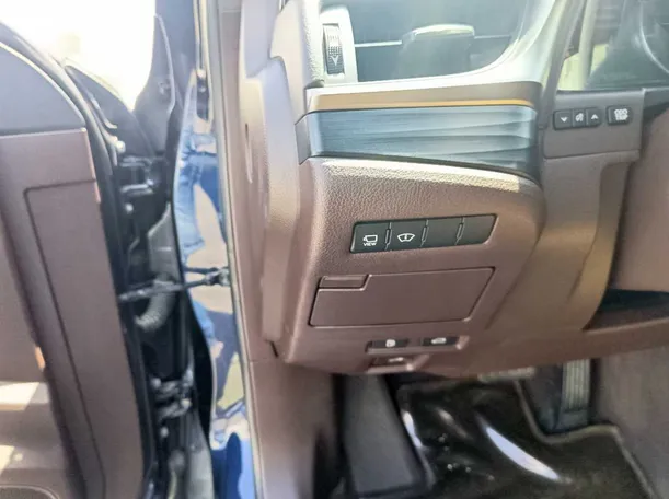 Car image 29