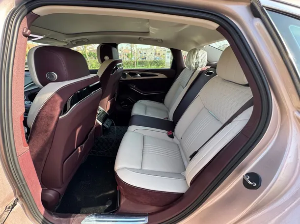 Car image 14