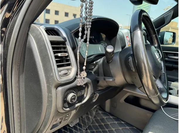 Car image 25