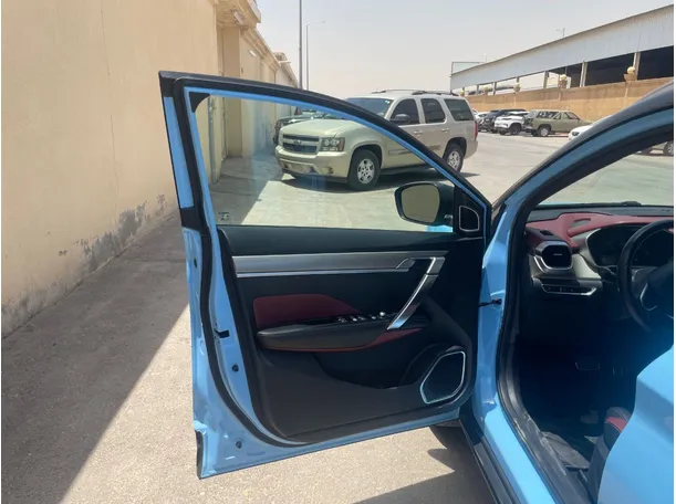 Car image 10