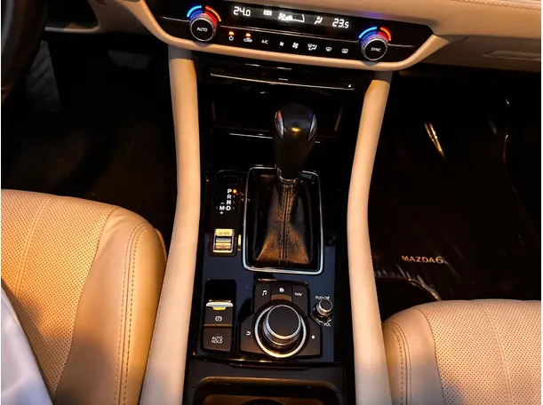 Car image 18