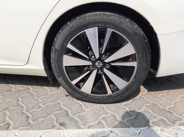 Car image 9