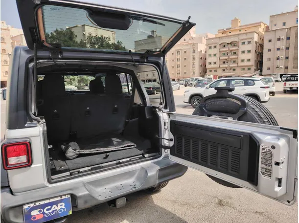 Car image 28
