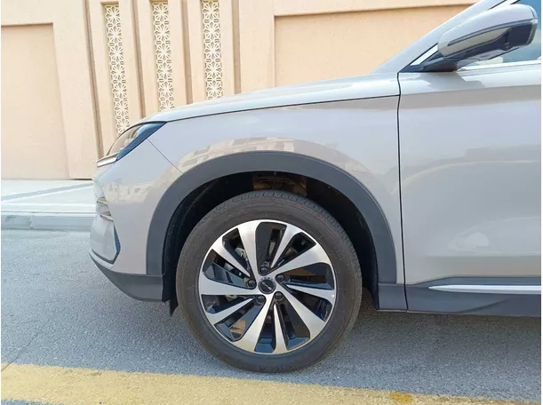 Car image 9