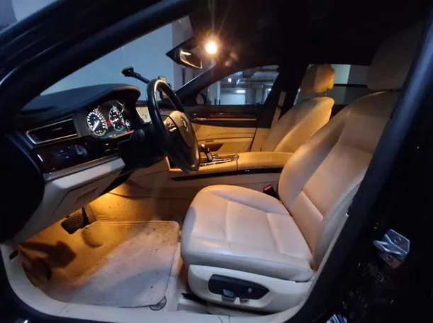 Car image 12