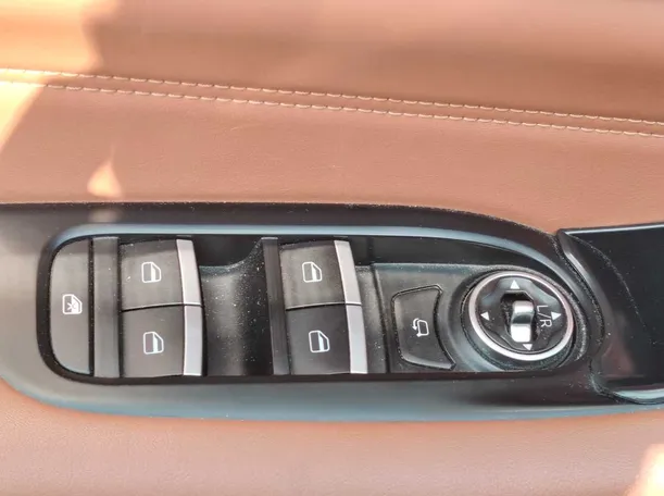 Car image 32