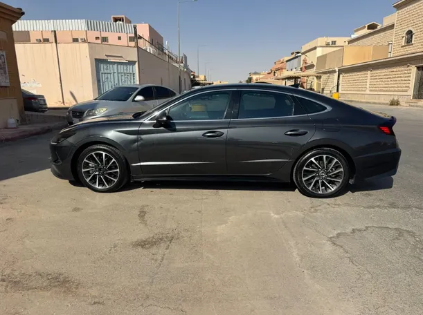 Car image 8