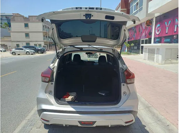 Car image 19