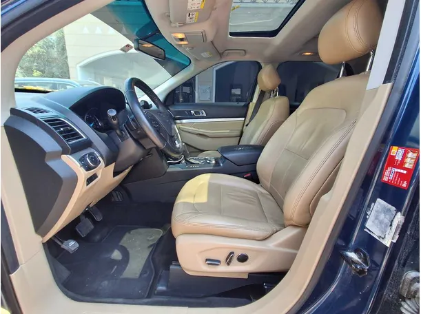 Car image 12