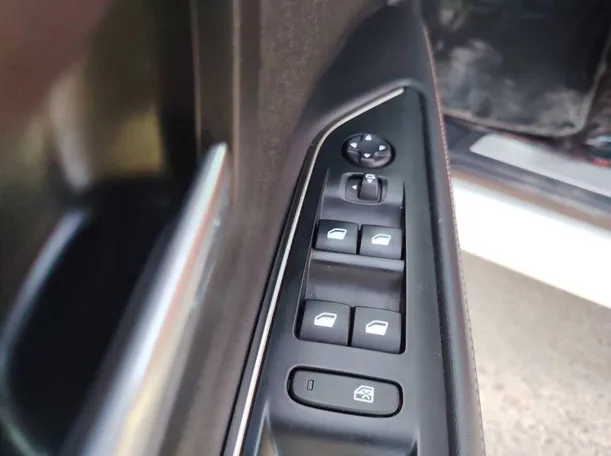 Car image 29