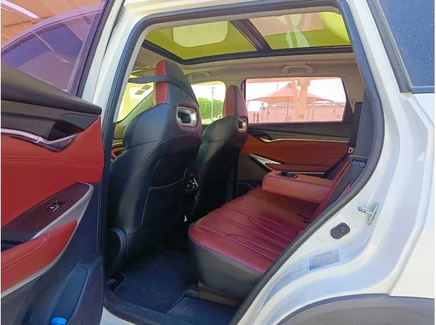 Car image 19