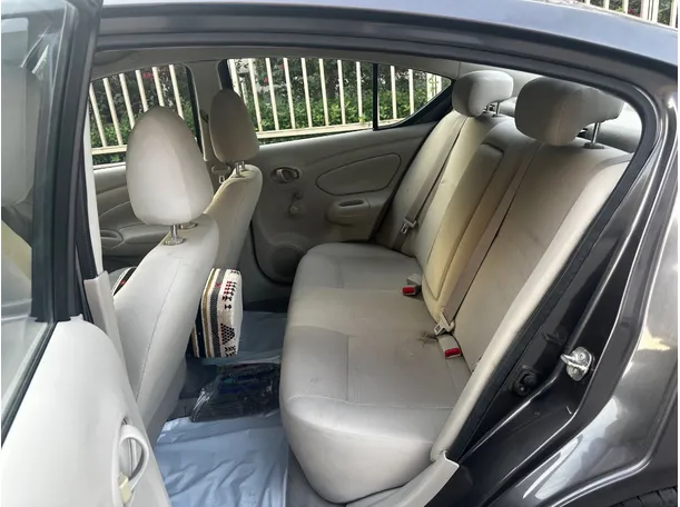 Car image 14