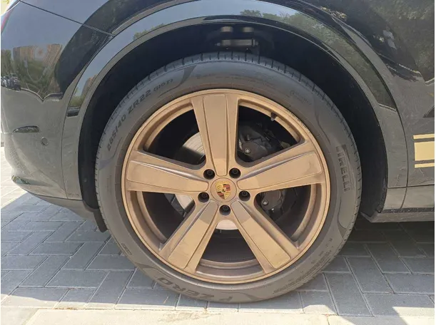 Car image 9