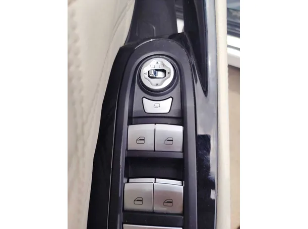 Car image 30