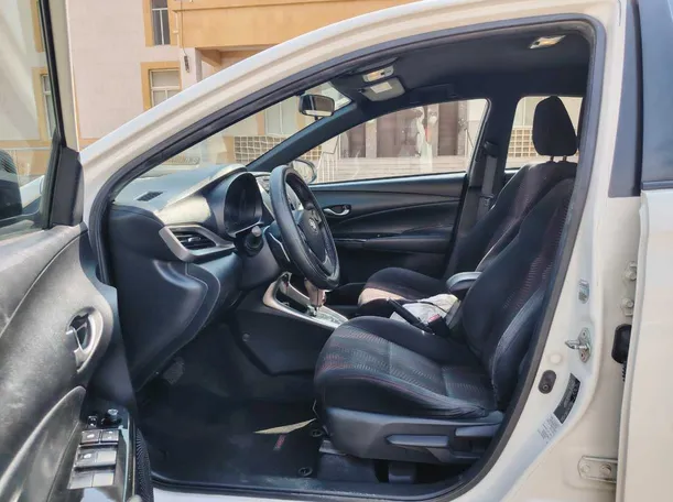 Car image 11