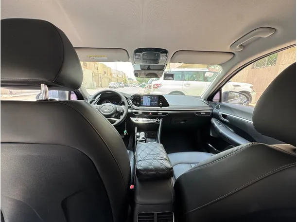 Car image 14