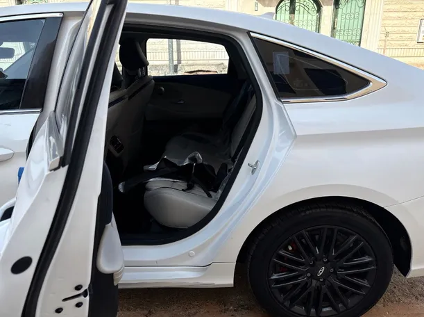 Car image 15