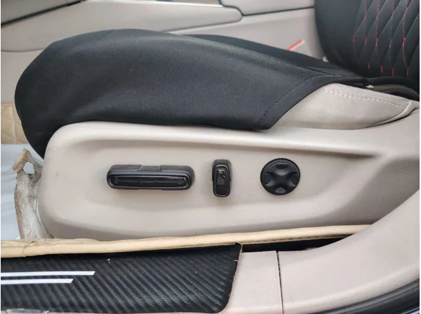 Car image 25