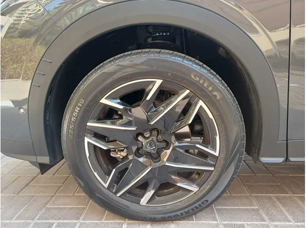 Car image 9