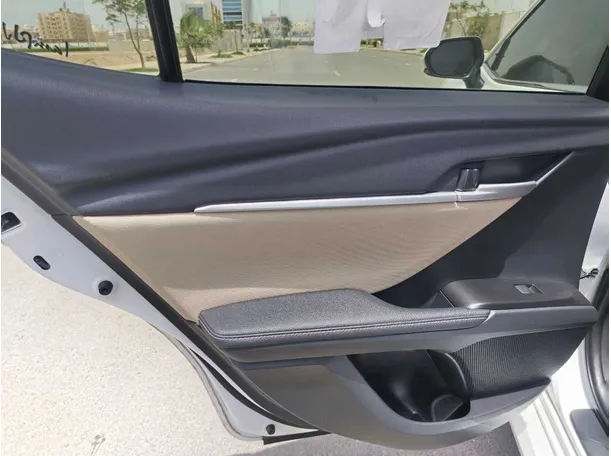 Car image 17