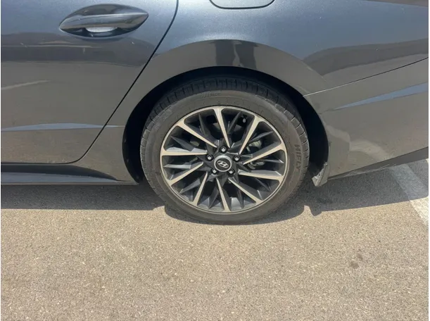 Car image 9