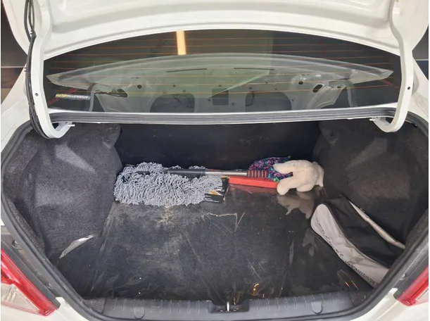 Car image 18