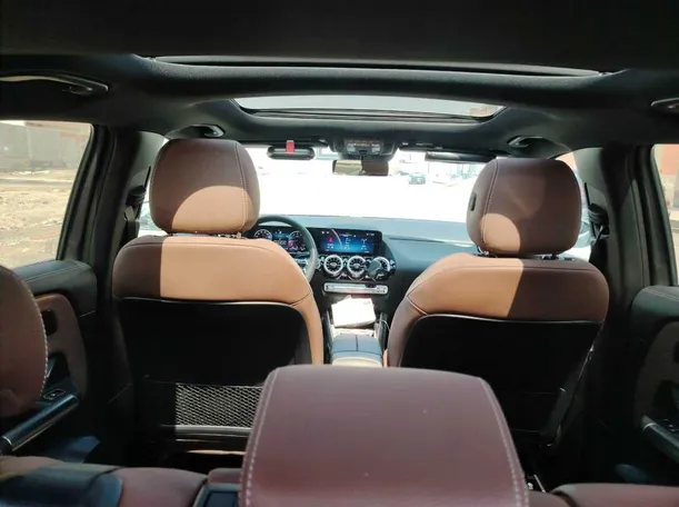 Car image 19