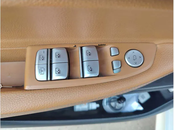 Car image 27