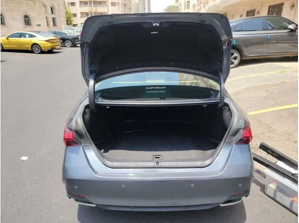 Car image 27