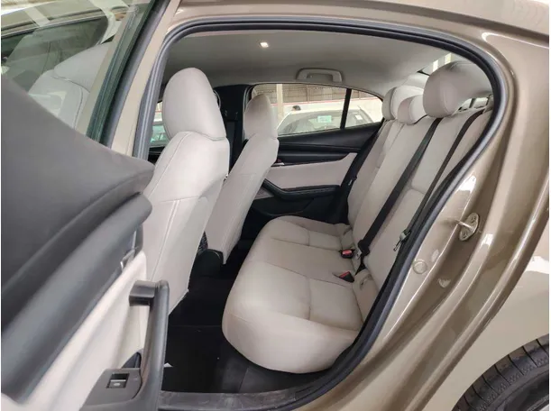 Car image 17