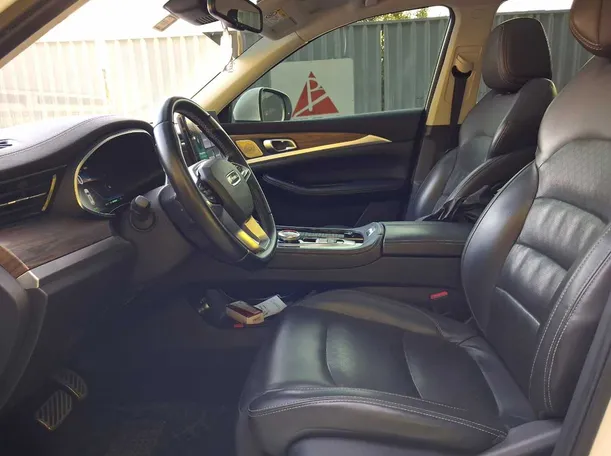 Car image 12