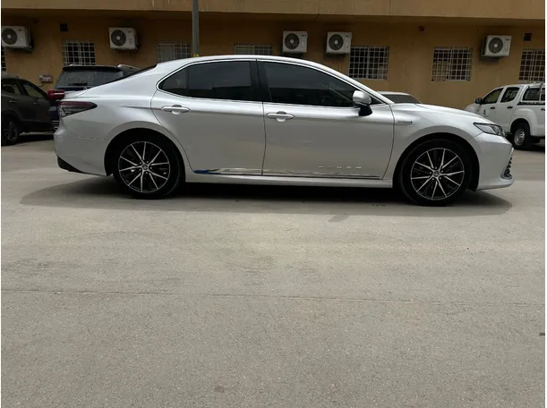Car image 4