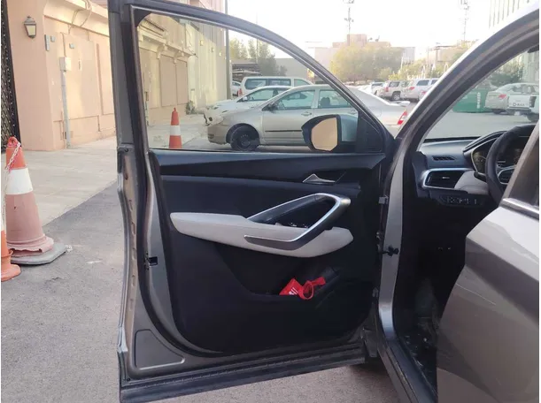 Car image 11