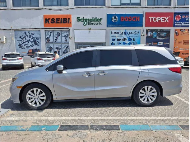 Car image 4