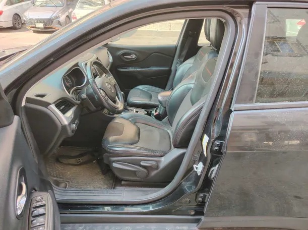 Car image 13