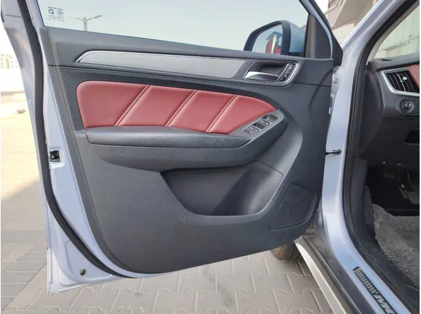 Car image 10